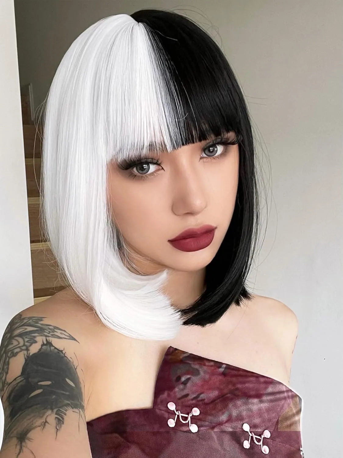 AISI BEAUTY Half Black Half White Bob Wig with Bangs Short Straight Bob Wigs for Women 12 Inch Synthetic Straight Hair Wig for Girl Cosplay Party Wear
