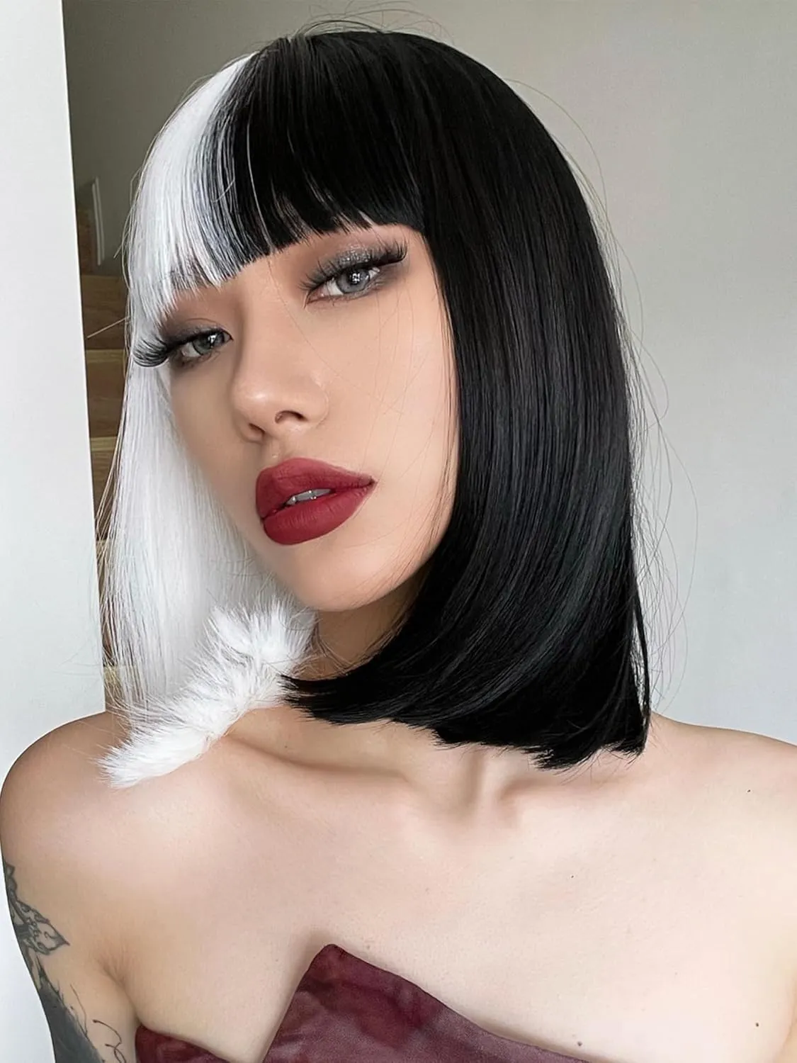 AISI BEAUTY Half Black Half White Bob Wig with Bangs Short Straight Bob Wigs for Women 12 Inch Synthetic Straight Hair Wig for Girl Cosplay Party Wear