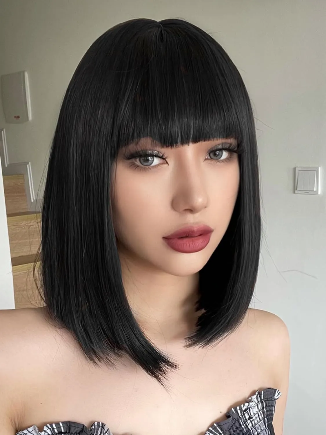 AISI BEAUTY Short Straight Bob Wigs with Bangs Black Synthetic Straight Wigs Full Head Hair Neat Bangs Wigs Natural Looking for Daily Party Use (12 inch, Natural Black)