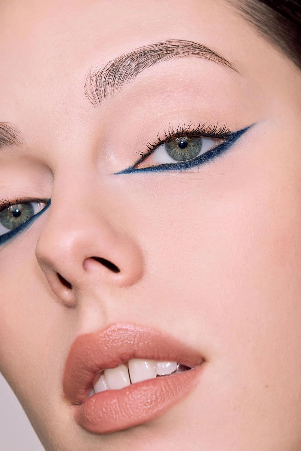 Kevyn Aucoin In Perspective Eyeliner Pencil, Navy: Easy Use. Flexibility of a kajal makeup pencil and waterproof. Long wearing. For waterline, lash line, or eye lid. No crease. Create flawless looks.