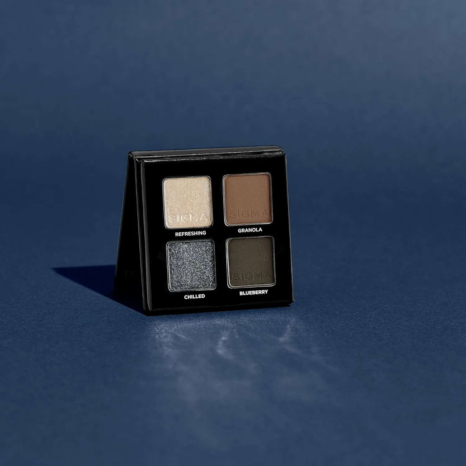 Sigma Beauty Quad Eyeshadow Palette – Makeup Eyeshadow Quad with a Buttery Soft Formula and Buildable, Blendable Shades for a Flawless Eye Look, Designed for All Day Wear (Blueberry Parfait)