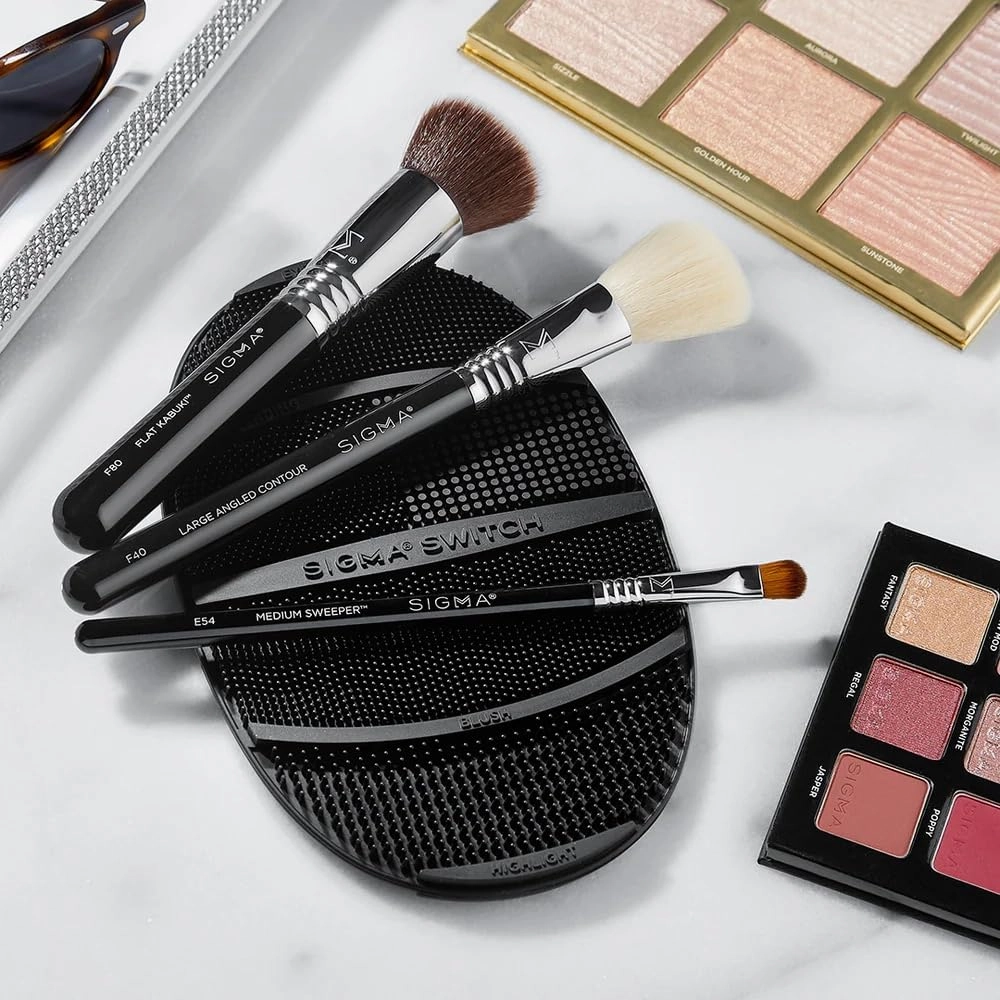 Sigma Beauty Professional E54 Medium Sweeper Brush – Professional Eyeshadow Brush for Controlled Lid Application, Packing on Metallic Shades & Highlighting the Brow Bone (1 Brush)